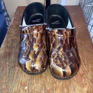 Dansko Clogs Brown Tortoise Leopard Cheetah Print Patent Leather Shoe Size 40/9